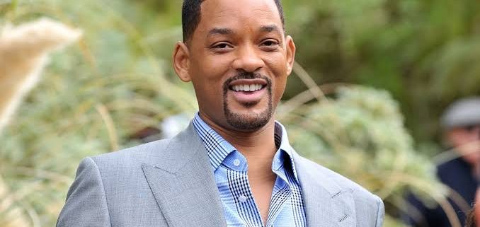 Will Smith Seen Taking Pictures With Fans In India