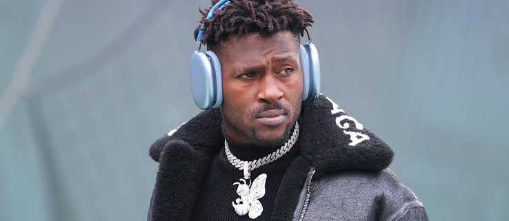 Antonio Brown Says, Flexing A Six-Figure Music Check, "I Get Paid To Rap."