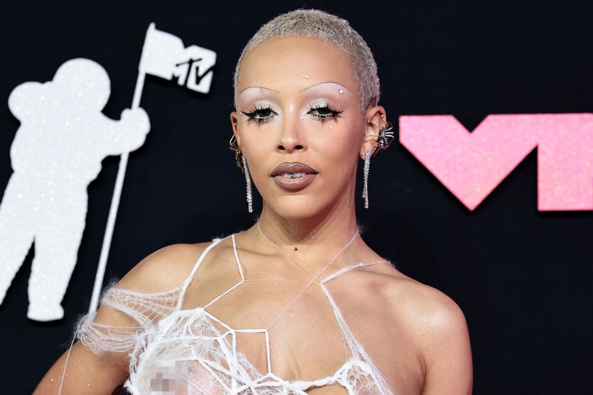 Doja Cat Making Headlines at the VMAs For Revealing Her Newly-enhanced Breasts
