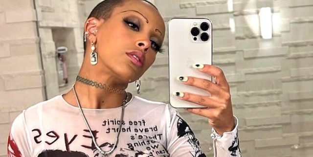 Doja Cat's Hilarious Clap Back at Trolls During IG Live: Must-See! photo Doja Cat's Hilarious Clap Back at Trolls During IG Live: Must-See!