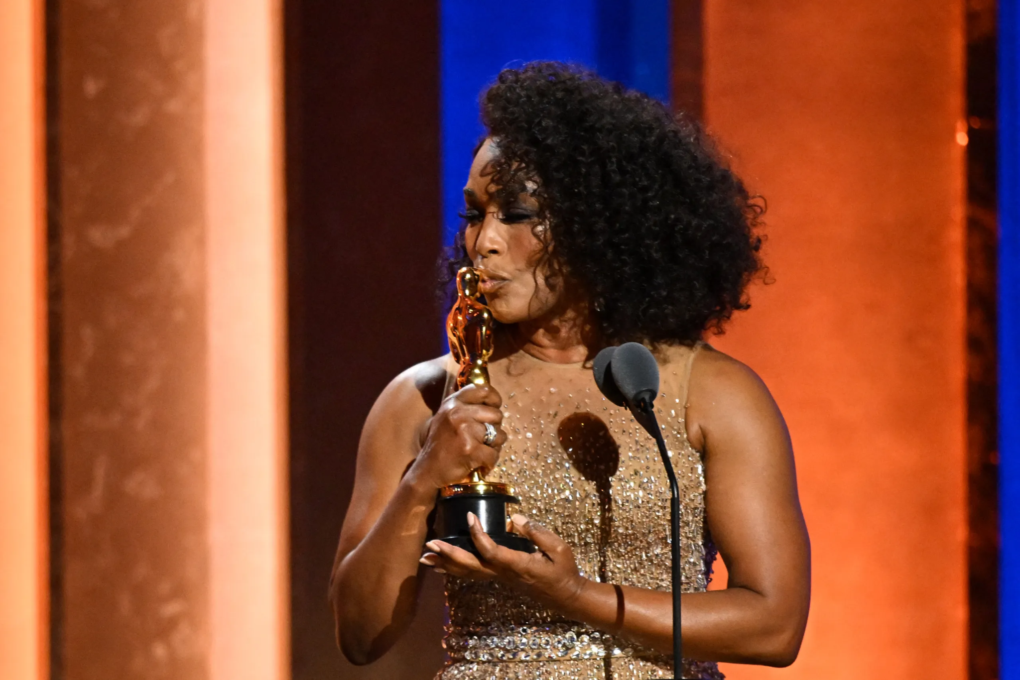 Angela Bassett Triumphs at the Oscars – A Historic Win and a Surprise Kiss with Regina King!