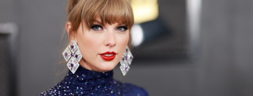 Taylor Swift’s Reaction to Golden Globes Joke About Her & Travis Kelce
