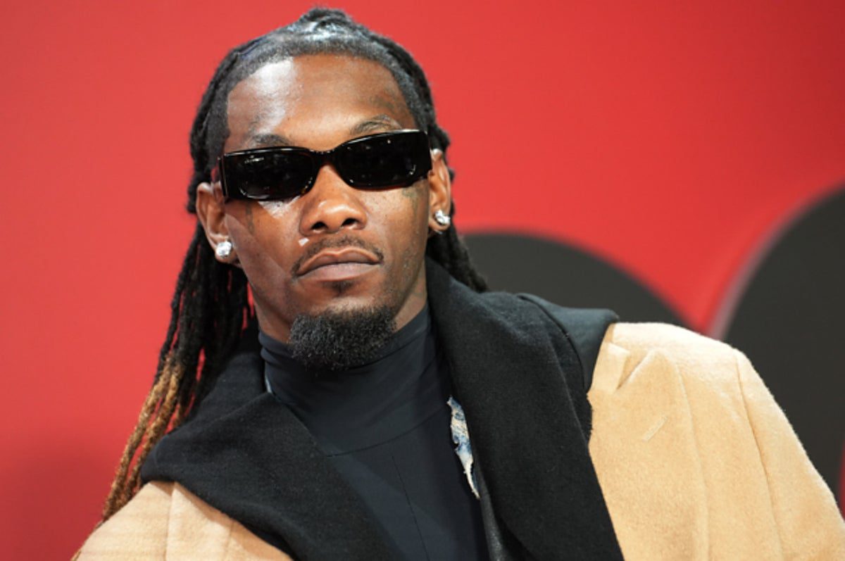 It’s Raining Money! Fan Showers Offset With Cash Mid-Performance