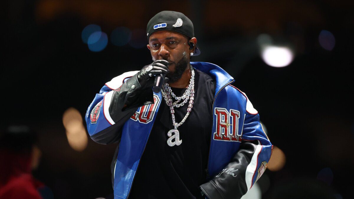 Kendrick Takes Savage Shot at Drake’s “DROP DROP” AD LIB Before Shutting Down the Stage With “NOT LIKE US”!