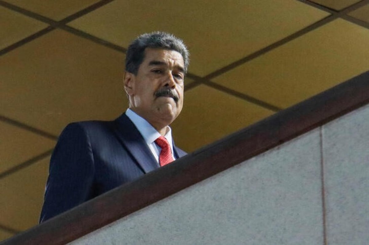 Shocking New Photos Show Nicolás Maduro in U.S. Custody After Landing in New York