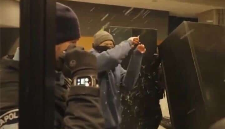 Anti-ICE Protest Turns Violent — Hotel Stormed in Minneapolis 😳
