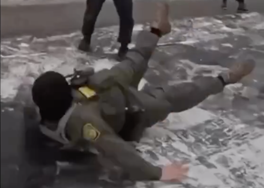🔥 Viral Minnesota ICE Agent Slips on Ice — 5 Shocking Moments That Took Over the Internet