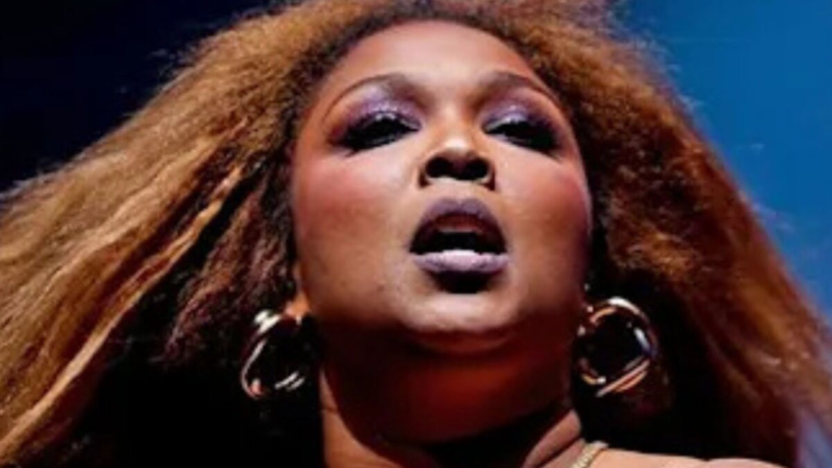 Lizzo Joins Kai Cenat’s Streamer University and Shows Support for Drake’s OVO